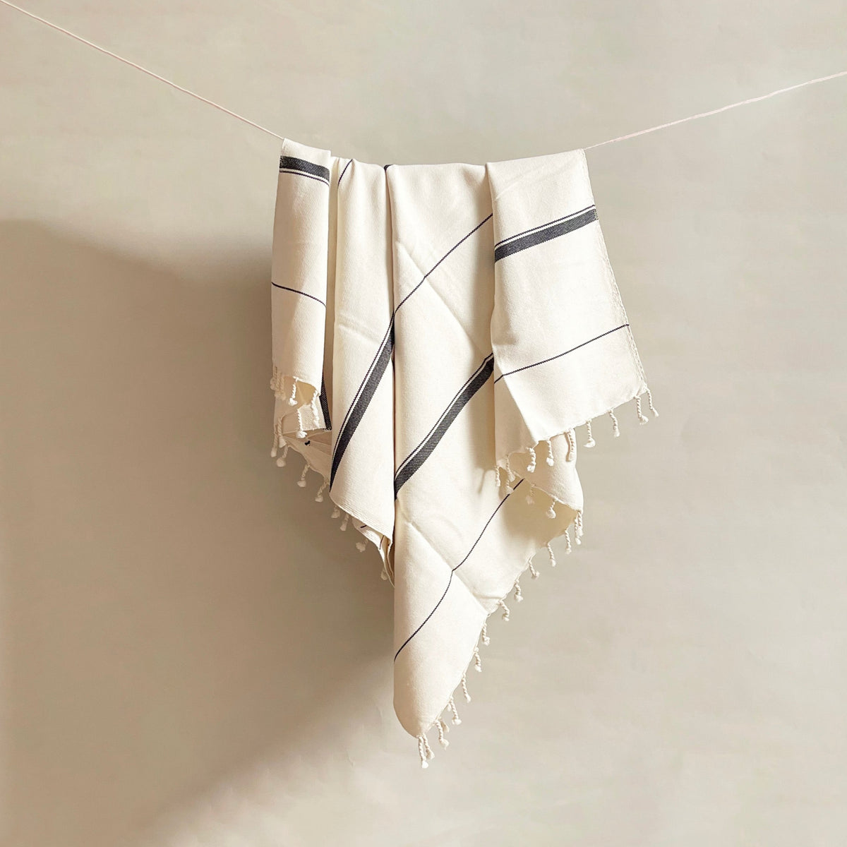 https://www.douniahome.com/cdn/shop/files/turkishstippedbathneachtowel.jpg?crop=center&height=1200&v=1703025491&width=1200